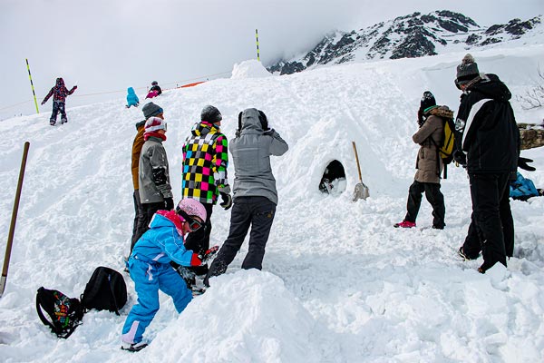 Création d'un igloo en famille à la mongie.