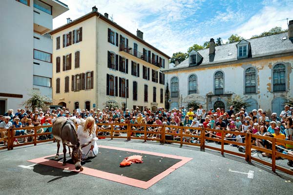 Les arts de la rue en représentation dans la ville de Bagnères-de-Bigorre.