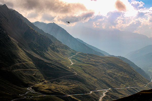 Vue sur barèges depuis le col du tourmalet en été