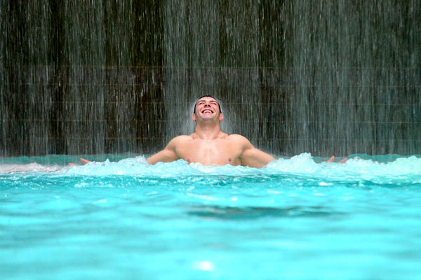 homme dans l'eau du spa thermal aquensis