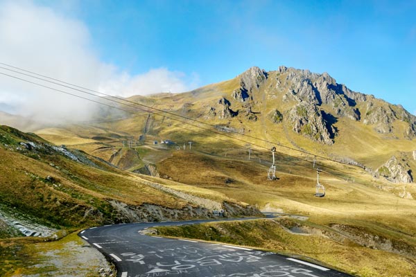 col du tourmalet avec vue sur la mongie