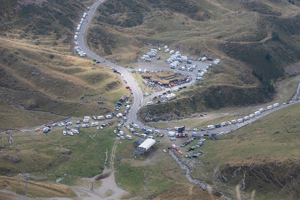 Vue de barèges depuis le col du tourmalet pour la vuelta