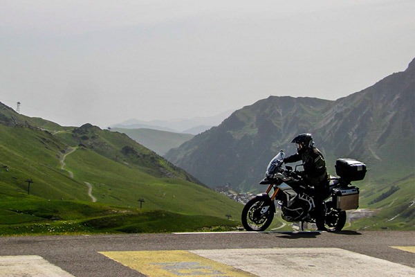 Motard à l'arrêt au col du tourmalet