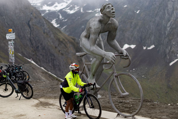 Photo d'un cycliste avec le géant octave en haut du col du tourmalet