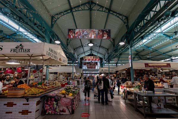 Photo de l'interieur des halles de Bagnères-de-Bigorre