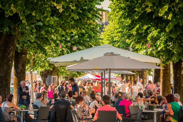 Terrasses de restaurants sur les allées des coustous en été. 