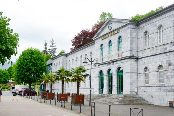 Façade des Grands thermes de Bagnères-de-Bigorre. 