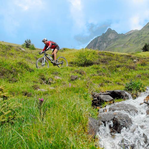 homme en vtt de descente en montagne