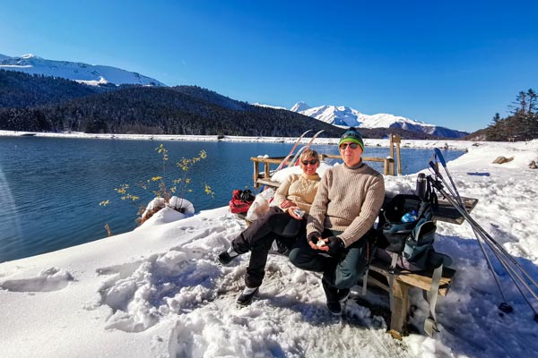 couple en ski de fond au lac de payolle en hiver