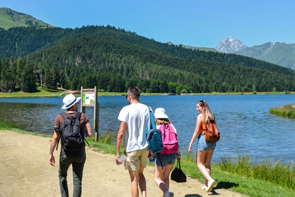 groupe d'amis faisant le tour du lac de payolle