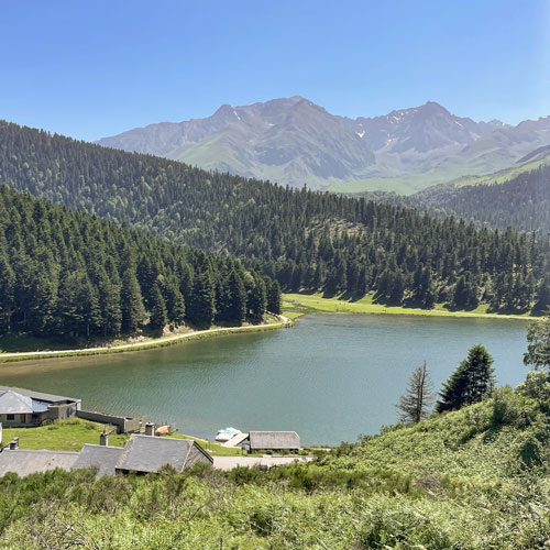 lac de payolle en été vue sur le pic du midi