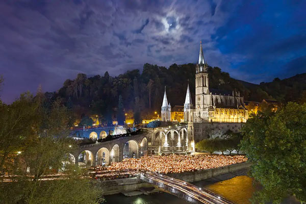 Lourdes de nuit.