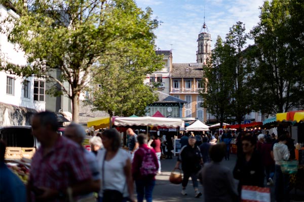 Marché de bagnères-de-bigorre en été.