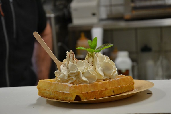 pause gourmande gaufre avec chantilly