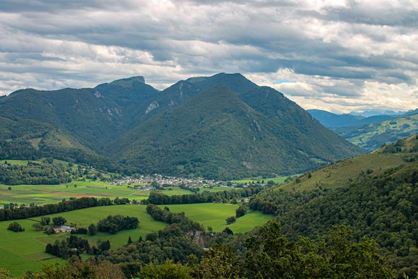 Vue depuis la vierge du bédat sur les village de Gerdes et Asté. On y voit les montagne et la forêt de la vallée.