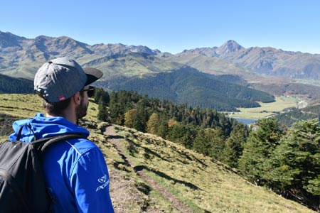 randonneur observant le panorama au-dessus de payolle