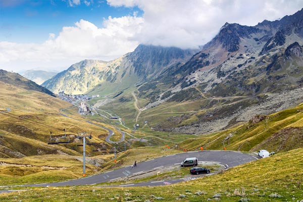 Col du tourmalet, vue sur la mongie en été.