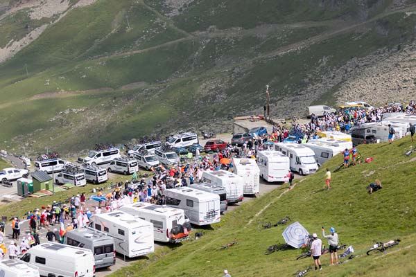 Tour de France homme, dernière ligne droite avant le sommet du col du Tourmalet. De nombreux camping-cars sont présents ainsi qu'une foule de supporters.