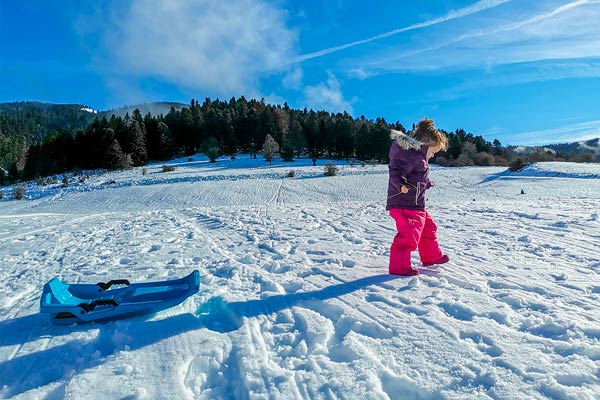 Une petite fille fait de la luge à payolle