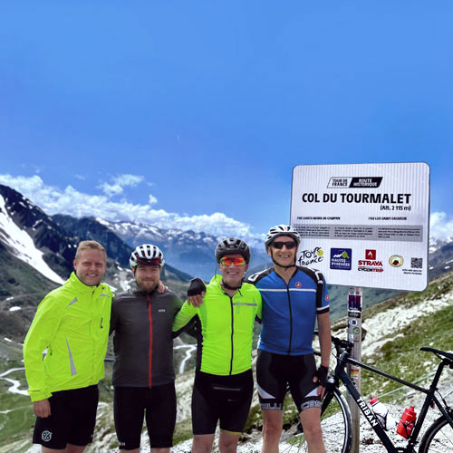 cyclistes en haut du col du tourmalet