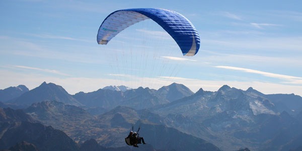 handi sport hommes en parapente dans les airs