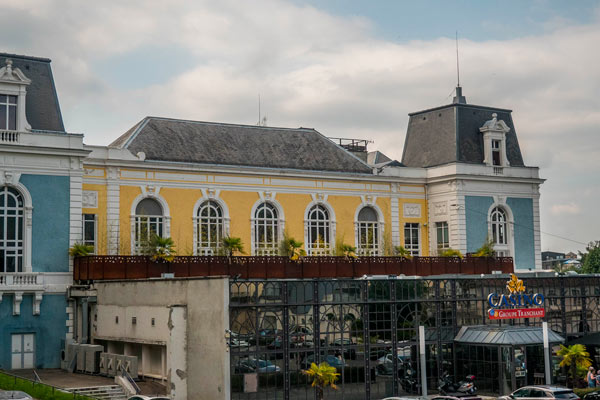 Façade du casino tranchan de bagneres de bigorre