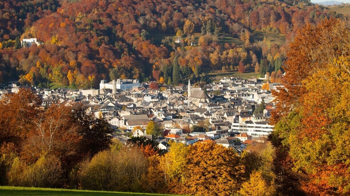 photo de la ville de bagnères-de-bigorre en automne.
