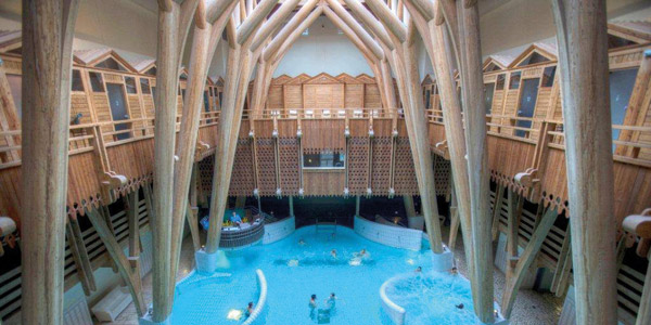 spa thermal Aquensis piscine et nef en bois