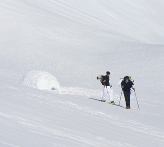 randonneurs raquettes ayant passé la nuit en igloo