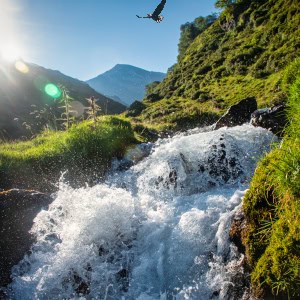 cascade dans les pyrénées lac bleu